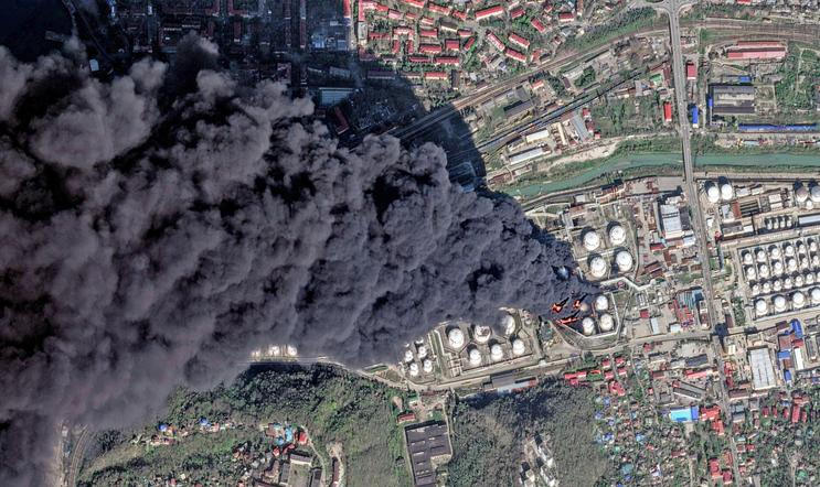 Hustý černý kouř podle satelitních snímků stoupá z rafinerie v ruském městě Tuapse, polovina dubna 2026. Ilustrační foto.