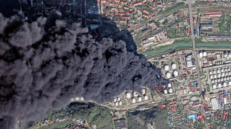 Hustý černý kouř podle satelitních snímků stoupá z rafinerie v ruském městě Tuapse, polovina dubna 2026.