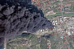 Hustý černý kouř podle satelitních snímků stoupá z rafinerie v ruském městě Tuapse, polovina dubna 2026.