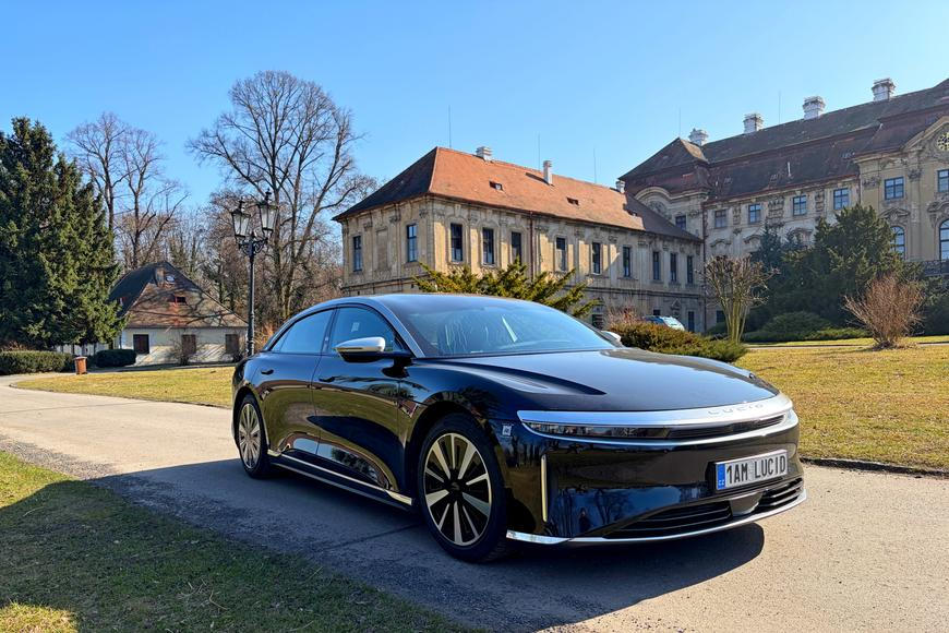 Praha-Brno-Praha bez nabíjení a omezování. S tímhle elektromobilem se dojezd neřeší