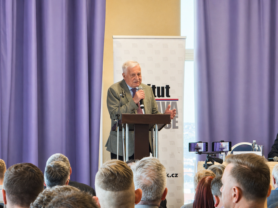 Exprezident Václav Klaus na semináři, který kritizoval sjezd sudetoněmeckého landsmanšaftu, 22. dubna 2026.