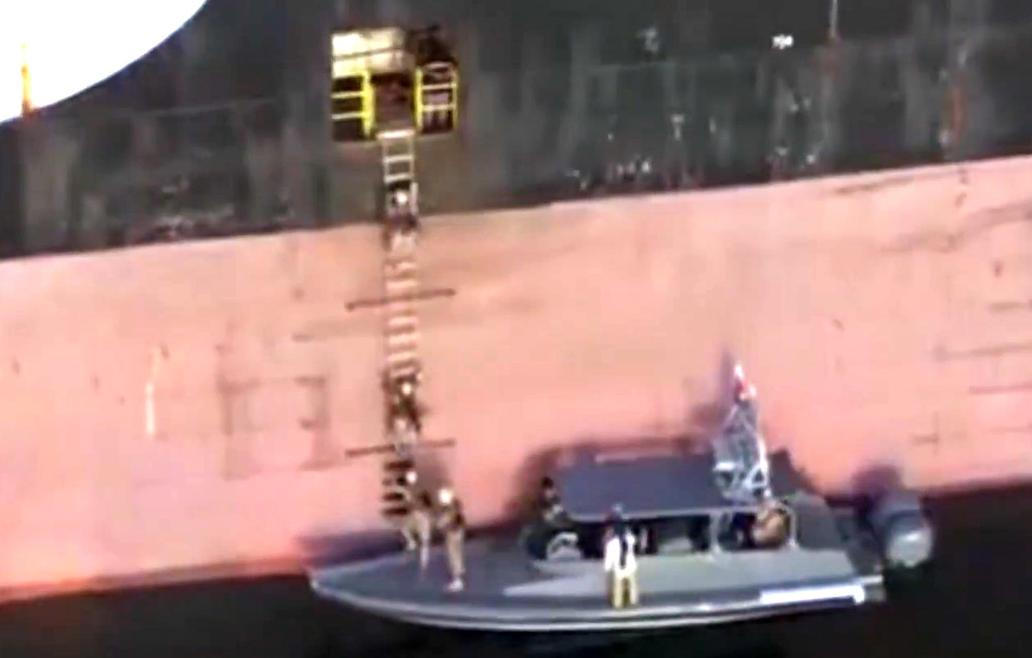 Komando vstupuje na zadrženou kontejnerovou loď.