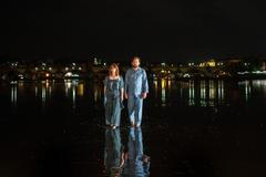 Petr Lněnička a Vica Kerekes jako rodiče Novotní, do nichž se vtělí staroslovanští bohové, ve filmu Máma a Táta jsou Boží.