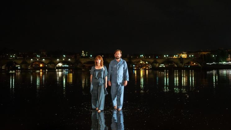 Petr Lněnička a Vica Kerekes jako rodiče Novotní, do nichž se vtělí staroslovanští bohové, ve filmu Máma a Táta jsou Boží.