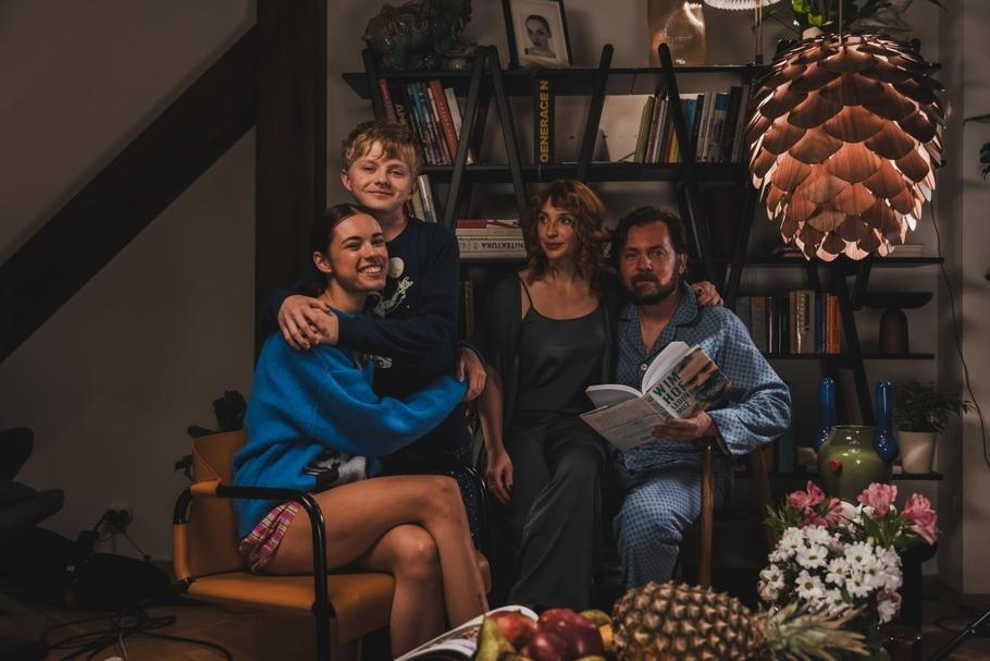 Anna Dvořáková a Jakub Jenčík jako sourozenci a Vica Kerekes s Petrem Lněničkou jako jejich rodiče ve filmu Máma a Táta jsou Boží.