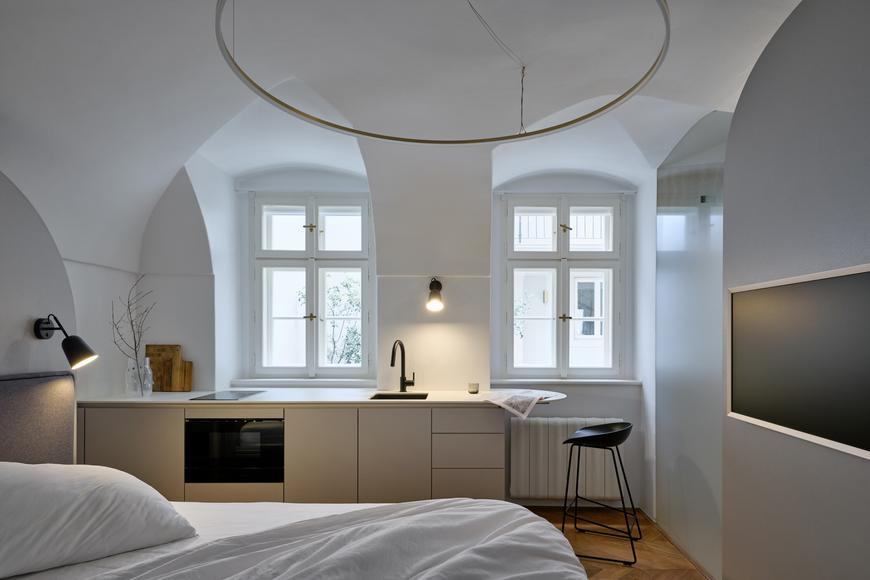 Vytvořili byt v pokoji. Z fotek ani nejde poznat, jak málo místa měli architekti k mání