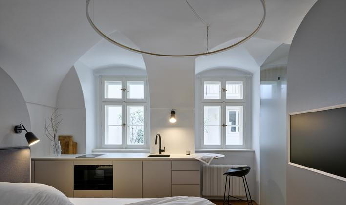 Garsonka se nachází v přízemí měšťanského domu z druhé poloviny 16. století na Valdštejnském náměstí. 