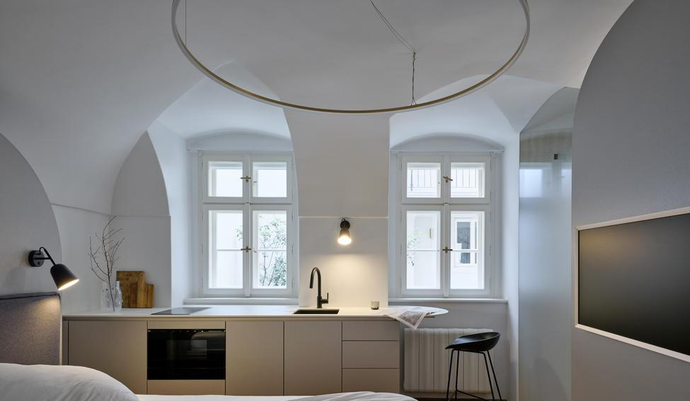 Garsonka se nachází v přízemí měšťanského domu z druhé poloviny 16. století na Valdštejnském náměstí. 