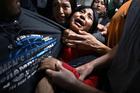 Letošní ročník fotografické soutěže World Press Photo vyhrál snímek americké fotografky Carol Guzyové. Je na něm plačící rodina migrantů, kterou rozdělil americký Úřad pro imigraci a cla (ICE). 