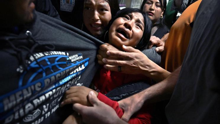 Letošní ročník fotografické soutěže World Press Photo vyhrál snímek americké fotografky Carol Guzyové. Je na něm plačící rodina migrantů, kterou rozdělil americký Úřad pro imigraci a cla (ICE). 