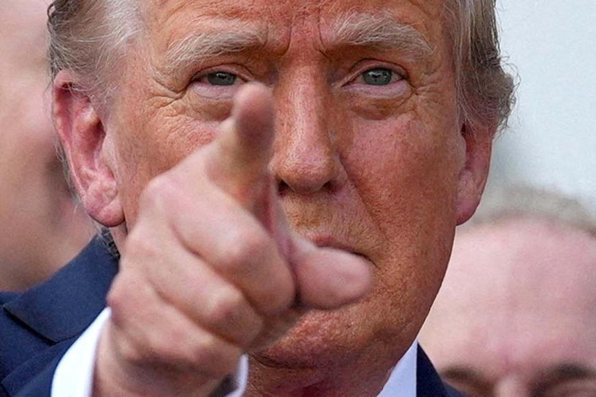 Trump nařídil námořnictvu střílet na lodě, jež rozmisťují miny v Hormuzu Trump nařídil námořnictvu střílet na lodě, jež rozmisťují miny v Hormuzu