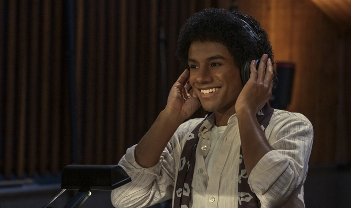 Jaafar Jackson jako Michael Jackson v životopisném snímku Michael. Jaafar je skutečným synovcem zpěváka Michaela Jacksona.