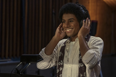 Jaafar Jackson jako Michael Jackson v životopisném snímku Michael. Jaafar je skutečným synovcem zpěváka Michaela Jacksona.