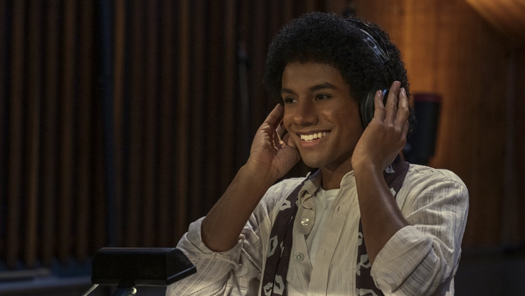 Jaafar Jackson jako Michael Jackson v životopisném snímku Michael. Jaafar je skutečným synovcem zpěváka Michaela Jacksona.