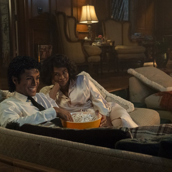 Nia Longová a Jaafar Jackson jako Michael Jackson ve filmu Michael.