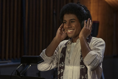 Jaafar Jackson jako Michael Jackson v životopisném snímku Michael. Jaafar je skutečným synovcem zpěváka Michaela Jacksona.