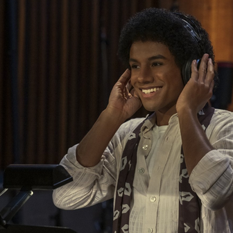 Jaafar Jackson jako Michael Jackson v životopisném snímku Michael. Jaafar je skutečným synovcem zpěváka Michaela Jacksona.