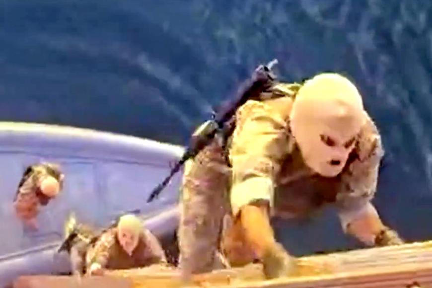 Maskované komando přepadává lodě v Hormuzu. Íránci ukázali video, zajali i Evropany