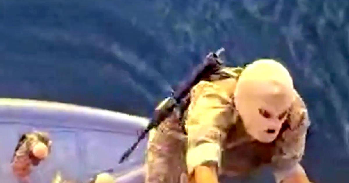 Maskované komando přepadává lodě v Hormuzu. Íránci ukázali video, zajali i Evropany