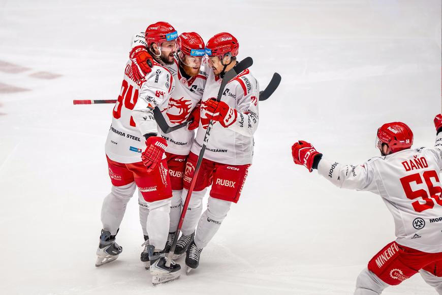 Třinec - Pardubice 4:2. Domácí vyrovnali sérii, triumf pečetil do prázdné brány Roman