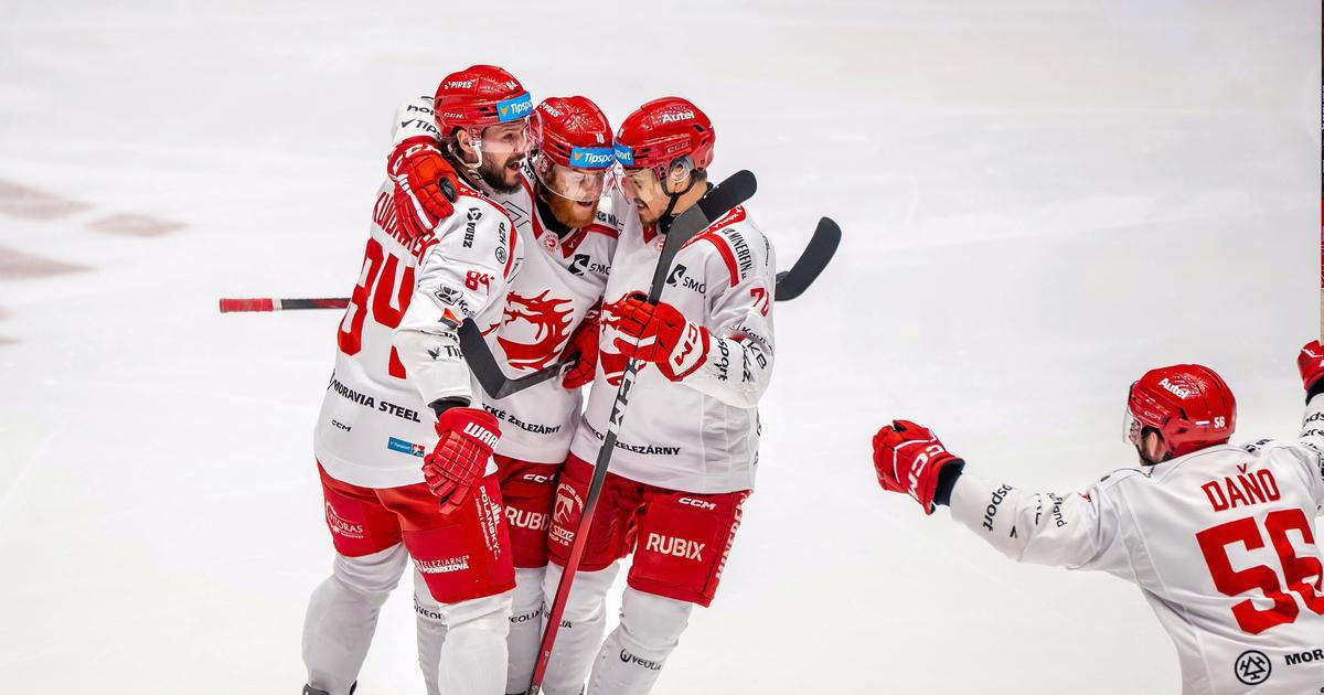 Třinec - Pardubice. Vrátí se Oceláři? Pohár pro Dynamo už je nachystaný na stadionu