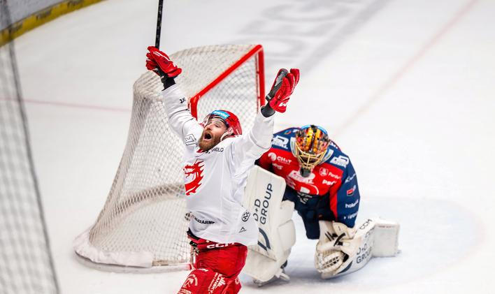 David Musil slaví gól ve finále Třinec - Pardubice