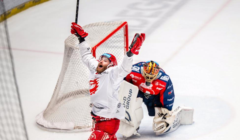 David Musil slaví gól ve finále Třinec - Pardubice