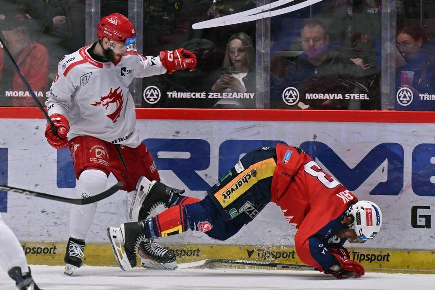 Sedláka rozčilují ataky, sudí přehlédli faul. Dejte ho na tribunu, radí trenér Třince