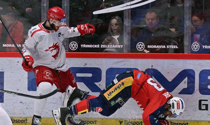 Lukáš Sedlák v jednom z mnoha soubojů, tady s Milošem Romanem
