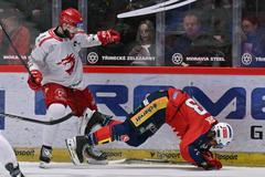 Lukáš Sedlák v jednom z mnoha soubojů, tady s Milošem Romanem