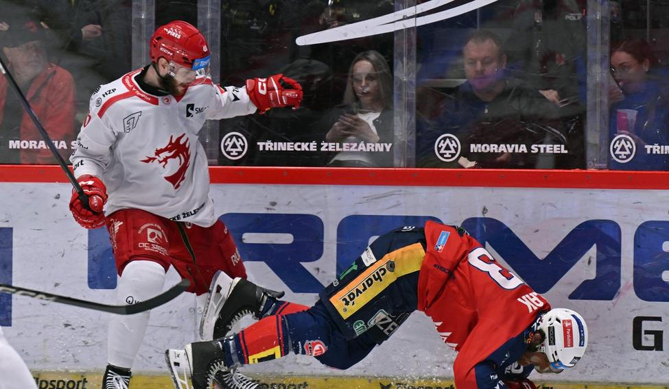Lukáš Sedlák v jednom z mnoha soubojů, tady s Milošem Romanem