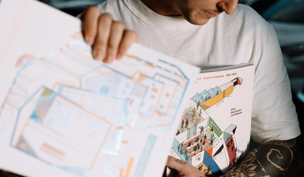 Ročenka české architektury 2024–2025 nepřináší jednoduché odpovědi ani efektní gesta. Nabízí spíš soustředěný pohled na prostředí, které nás obklopuje. 