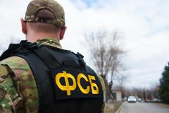 Ruský důstojník FSB v útočné výstroji. Překlad: „FSB“. Ruská federální bezpečnostní služba