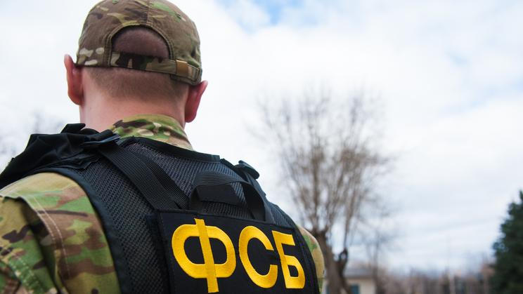 Ruský důstojník FSB v útočné výstroji. Překlad: „FSB“. Ruská federální bezpečnostní služba