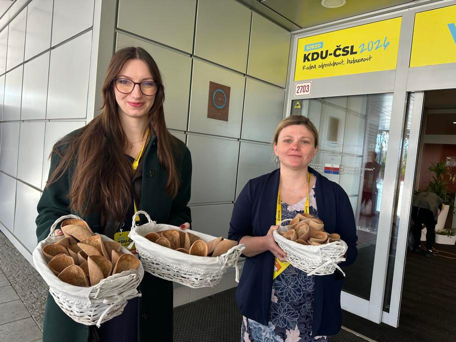 Letošní vítání delegátů štramberskýma ušima, loňská slivovice totiž sklidila veřejnou kritiku.