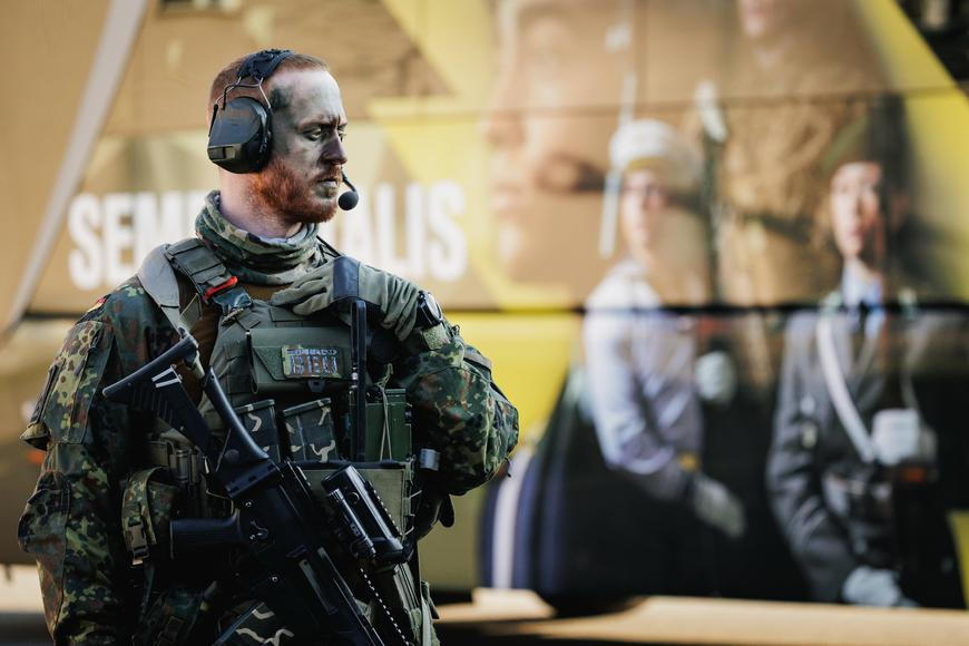 Vkrádá se strach z mocné německé armády. Potřebuje nasadit „zlatá pouta“