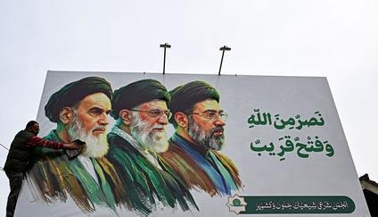 Billboard s vyobrazením zesnulých nejvyšších vůdců Íránu ajatolláha Rúholláha Chomejního (vlevo) a ajatolláha Alího Chameneího (uprostřed) vedle nově zvoleného nejvyššího vůdce ajatolláha Modžtaby Chameneího.