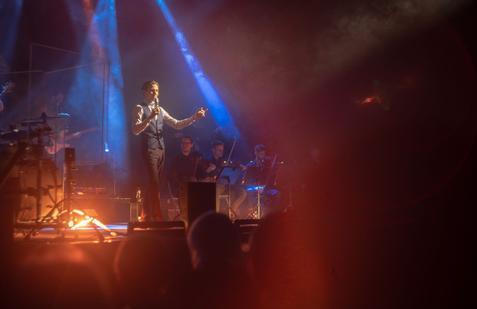 Karel Gott Kristián Šebek

"Když zavřu oči a slyším vás zpívat, mám pocit, jako bych slyšel samotného Goťáka," říkají lidé na koncertech Kristiánu Šebkovi.