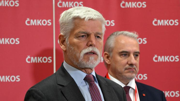Zleva prezident Petr Pavel a předseda ČMKOS Josef Středula na sjezdu Českomoravské konfederace odborových svazů. Foto z 24. dubna 2026.
