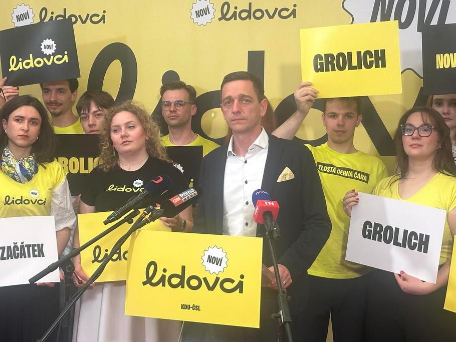 Předseda KDU-ČSL Jan Grolich na tiskové konferenci, kde už se prezentoval jako šéf „nových lidovců“. 