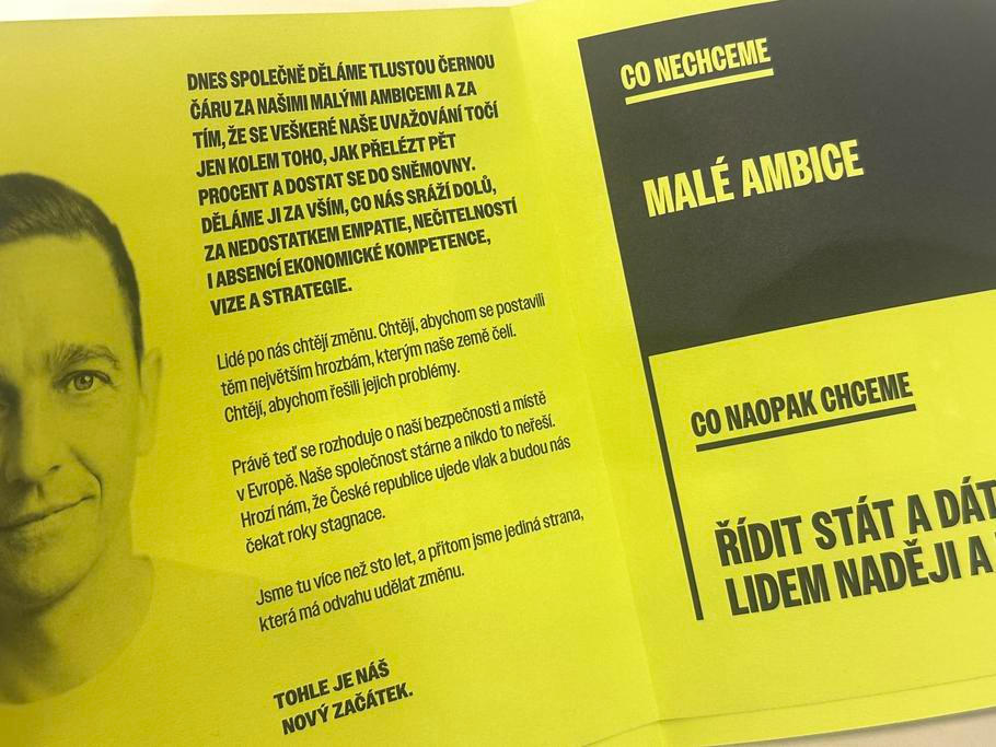 Pohled do brožurky, ve které dal nový předseda Jan Grolich najevo, že chce udělat za minulostí strany tlustou černou čáru. 