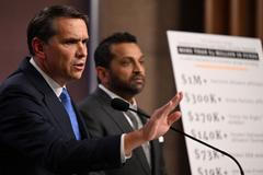 Prozatímní ministr spravedlnosti Todd Blanche (na snímku vlevo).