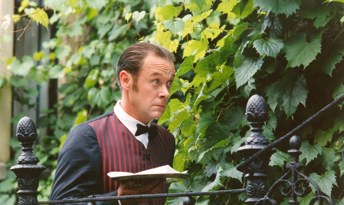 Oldřich Vízner jako sluha Saturnin ve filmové adaptaci stejnojmenného románu Zdeňka Jirotky.