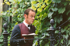 Oldřich Vízner jako sluha Saturnin ve filmové adaptaci stejnojmenného románu Zdeňka Jirotky.