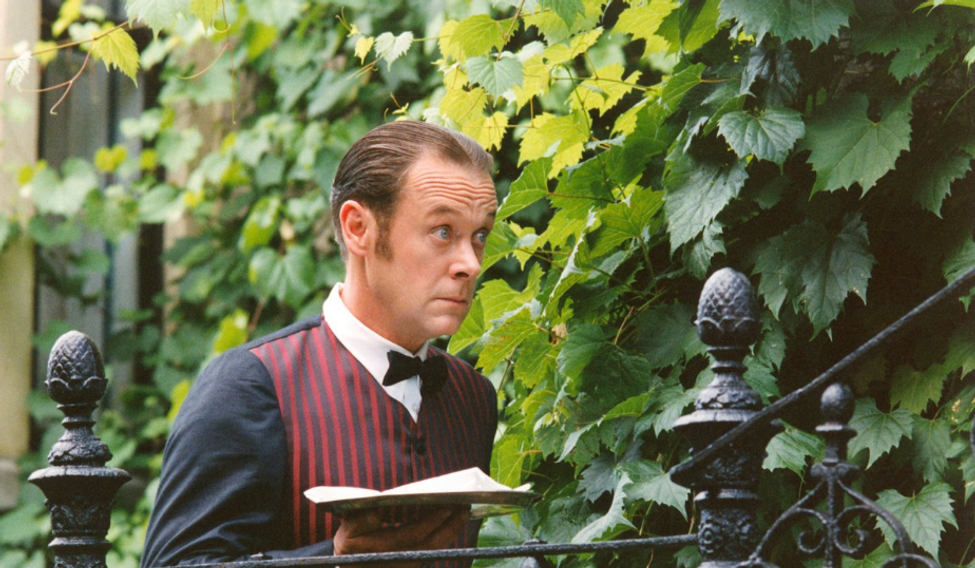 Oldřich Vízner jako sluha Saturnin ve filmové adaptaci stejnojmenného románu Zdeňka Jirotky.