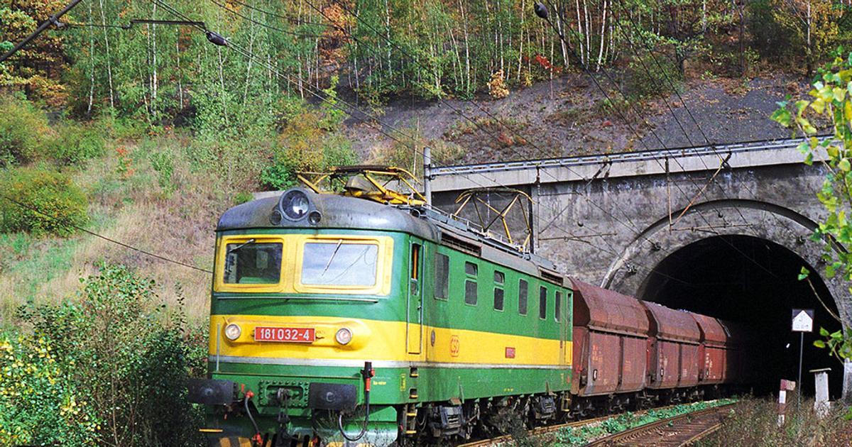 Praskal mu podvozek a strojvedoucí kvůli němu zchudli. Šestikolák ale všechny přežil