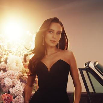 Charlotte Gott představí 30. dubna 2026 svůj debutový singl. Skladba se jmenuje In Too Deep.