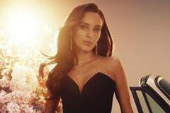 Charlotte Gott představí 30. dubna 2026 svůj debutový singl. Skladba se jmenuje In Too Deep.