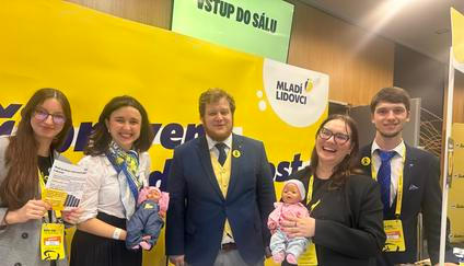 Mladí lidovci u přebalovacího pultu, kde si mohli zájemci zkusit, jak rychle dokáží přebalit mimino.