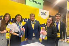 Mladí lidovci u přebalovacího pultu, kde si mohli zájemci zkusit, jak rychle dokáží přebalit mimino.